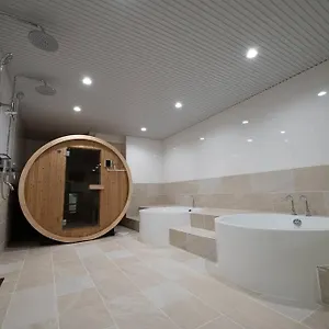  Villa Tomo 非日常の暮らし 広い浴室サウナ付き、寝室6つ、ベッド11台　関西空港直通の最寄り駅